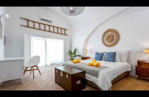 Fuseta House | Stunning House With Rooftop and Pool by LovelyStay