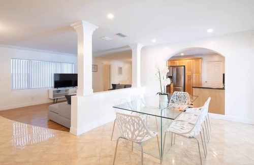 Pembroke Pines Villa | Stunning Lake-Front Villa with Pool & Spa