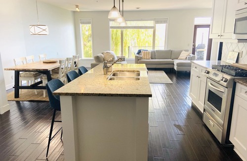 Westbank Condo | Stunning Lakefront Condo on the Beach - View, Pool, Hot Tub, Beach