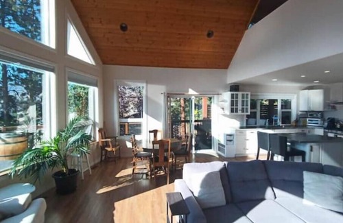 Central Okanagan House | Stunning lakeview chalet in heart of the Okanagan!