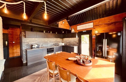 Foyers Ski Chalet | Stunning Loch Ness lodge with hot tub and sauna