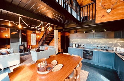 Foyers Ski Chalet | Stunning Loch Ness lodge with hot tub and sauna