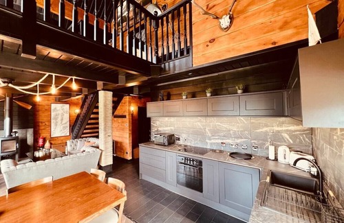 Foyers Ski Chalet | Stunning Loch Ness lodge with hot tub and sauna