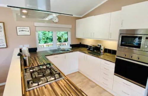 St Minver Resort | Stunning lodge in an idyllic location, sleeps 6, parking + dogs