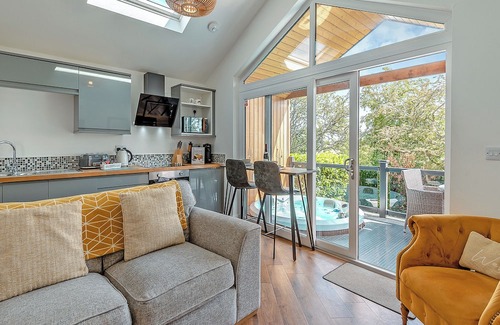 Burgh le Marsh Ski Chalet | Stunning lodge with one king-size double and en suite shower.