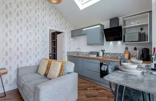 Burgh le Marsh Ski Chalet | Stunning lodge with one king-size double and en suite shower.