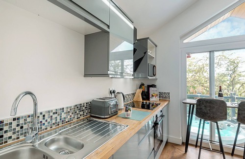 Burgh le Marsh Ski Chalet | Stunning lodge with one king-size double and en suite shower.