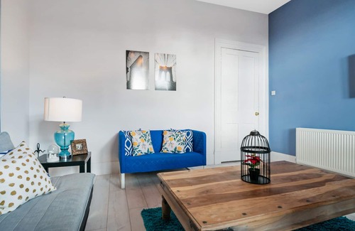 Glasgow Apartment | Stunning luxurious apartment close tp city centre and walking distance to subway.