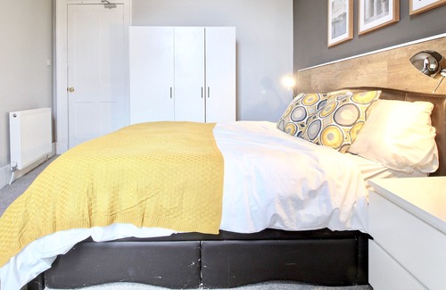 Glasgow Apartment | Stunning luxurious apartment close tp city centre and walking distance to subway.