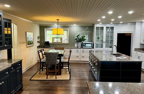 Lake Hamilton House | Stunning Manor on Lake Hamilton