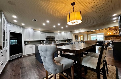 Lake Hamilton House | Stunning Manor on Lake Hamilton