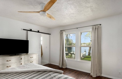 McQueeney House | *Stunning* McQueeney Lakefront, 4 Bedrooms, Huge