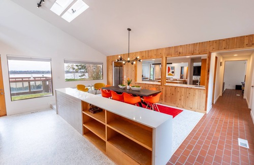 Moses Lake House | Stunning Mid-Century Inspired Lake House, Private Pool, Jet-ski & Boat Dock!