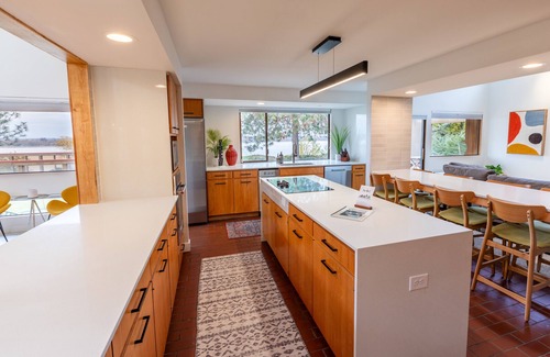 Moses Lake House | Stunning Mid-Century Inspired Lake House, Private Pool, Jet-ski & Boat Dock!