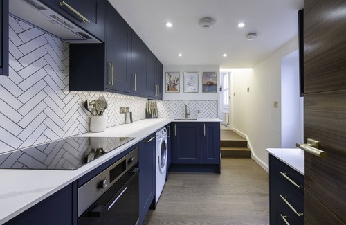 Hove Apartment | Stunning modern space in Hove & free parking.