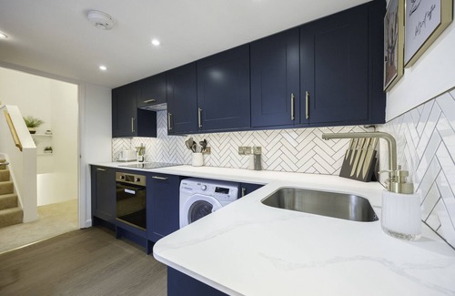Hove Apartment | Stunning modern space in Hove & free parking.