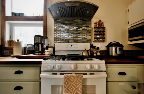 Mineral Cabin | Stunning Modern Cabin. 8mi to Lassen. EV Charging, Pet Friendly!