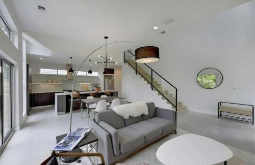 Tarrytown House | Stunning Modern Home w Pool and Hot Tub in DT