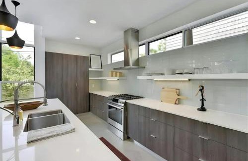 Tarrytown House | Stunning Modern Home w Pool and Hot Tub in DT