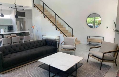 Tarrytown House | Stunning Modern Home w Pool and Hot Tub in DT