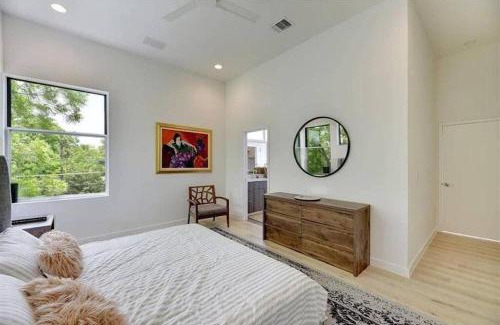 Tarrytown House | Stunning Modern Home w Pool and Hot Tub in DT