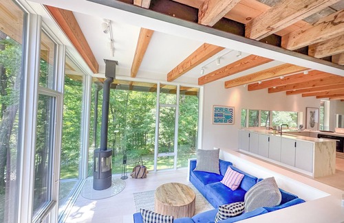 Warren House | Stunning Modern Retreat Overlooking The Mad River