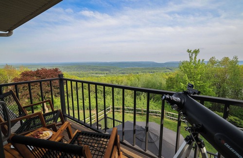 Jim Thorpe Cabin | STUNNING MOUNTAIN VIEWS, Privacy In Nature, Hot Tub, Minutes To Jim Thorpe!