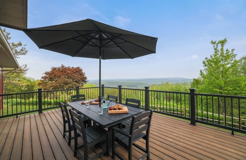 Jim Thorpe Cabin | STUNNING MOUNTAIN VIEWS, Privacy In Nature, Hot Tub, Minutes To Jim Thorpe!