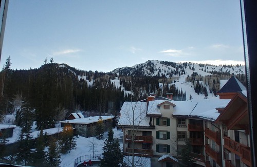 Salt Lake Mountain Resorts Condo | Stunning Mountain Views from Quiet Penthouse Powderhorn Condo