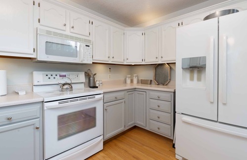 Burnsville Cottage | Stunning Mtn Sunsets! Hot Tub+Fire Pit, Mtn Views, Sauna, Grill, Close to AVL!