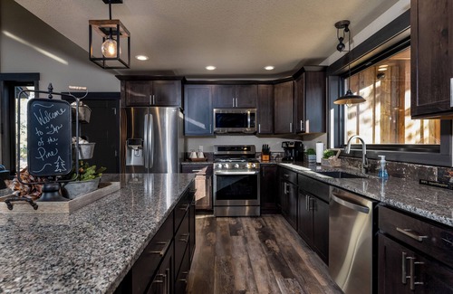 Deadwood Cabin | Stunning New Cabin in Powder House Pass with Hot Tub & Theater Room