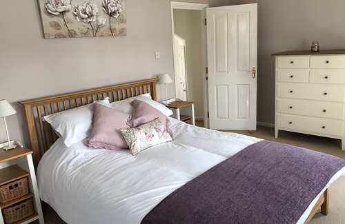 South Cerney Cabin | Stunning New England Style Lakeside Lodge