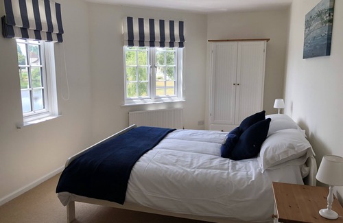 South Cerney Cabin | Stunning New England Style Lakeside Lodge