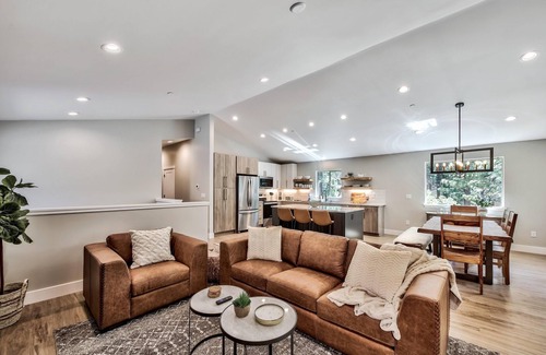 Y Area House | Stunning Newly Built Home Sleeps 10