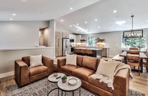 Y Area House | Stunning Newly Built Home Sleeps 10