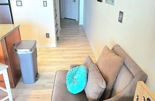 Brush - Stewarts Apartment | Stunning Ocean Sunrise Escape. One Bedroom with full kitchen and free parking
