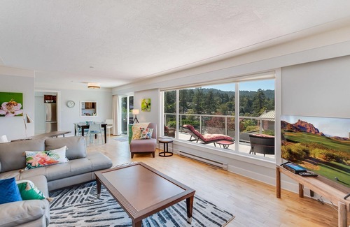 Brentwood Bay House | Stunning Ocean View/steps to ocean/wifi/ trails nearby/high cleaning standard