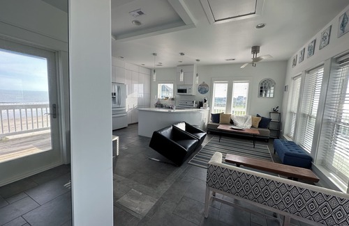 Crystal Beach House | 🌊STUNNING OCEAN VIEWS 🎣 ON the WATER 🏝️NO NEIGHBORS ☀️PETS OK 🐾