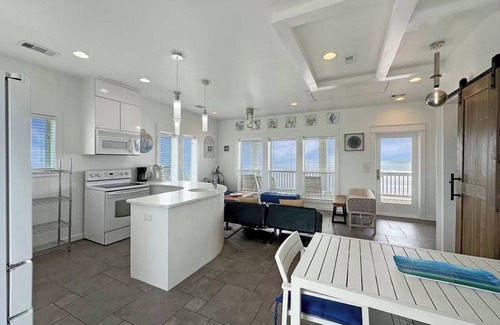 Crystal Beach House | 🌊STUNNING OCEAN VIEWS 🎣 ON the WATER 🏝️NO NEIGHBORS ☀️PETS OK 🐾