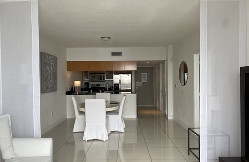Downtown Miami Apartment | Stunning Ocean View and Elegant, Sun-lit Penthouse One-Bedroom Overlooking Miami