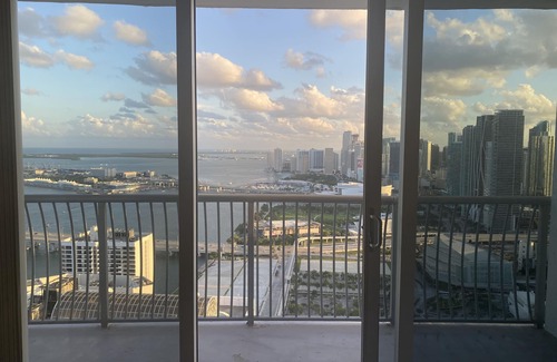 Downtown Miami Apartment | Stunning Ocean View and Elegant, Sun-lit Penthouse One-Bedroom Overlooking Miami