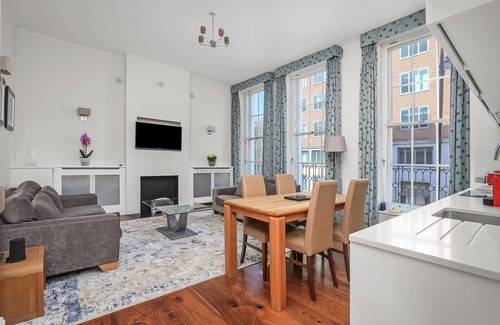 St. Pancras Apartment | Stunning one bedroom apartment with twin balconies