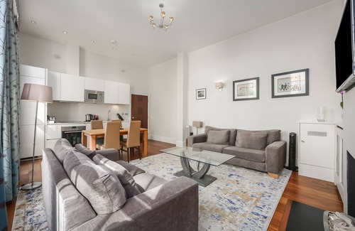 St. Pancras Apartment | Stunning one bedroom apartment with twin balconies
