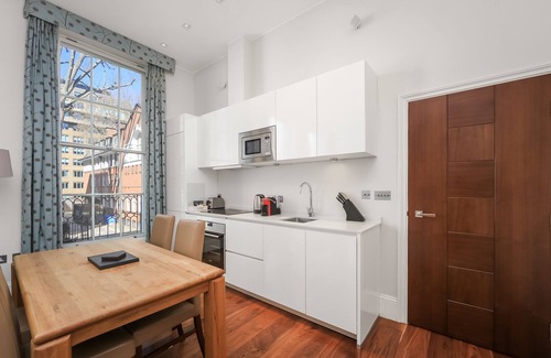 St. Pancras Apartment | Stunning one bedroom apartment with twin balconies