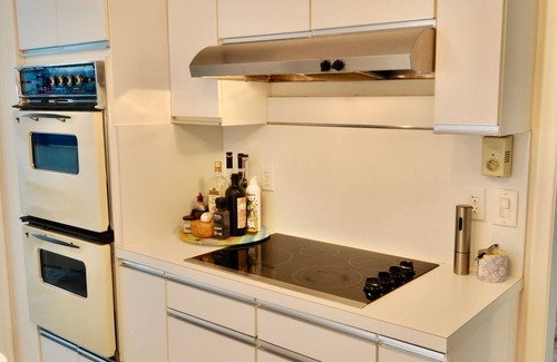 Palm Beach Condo | Stunning Palm Beach 2-bedroom condo in beautiful Palm Beach with AC, fitness