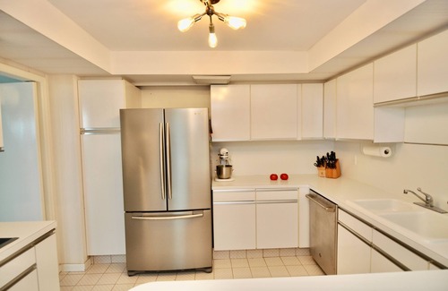 Palm Beach Condo | Stunning Palm Beach 2-bedroom condo in beautiful Palm Beach with AC, fitness