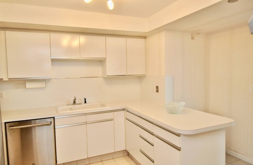 Palm Beach Condo | Stunning Palm Beach 2-bedroom condo in beautiful Palm Beach with AC, fitness