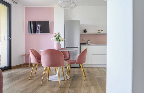 Marta Apartment | Stunning Pink Diamond Lake View Terrace Kitchen TV Wifi