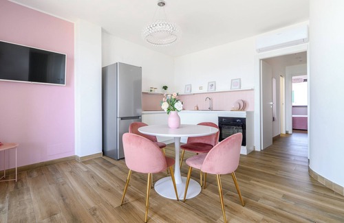 Marta Apartment | Stunning Pink Diamond Lake View Terrace Kitchen TV Wifi