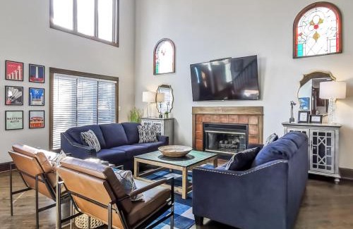 West Plaza House | Stunning Plaza Home-Location Unbeatable-New Remodel
